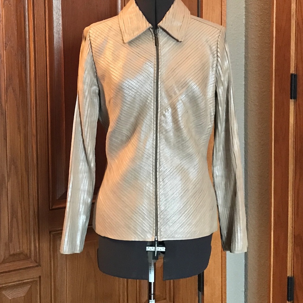 Fitted beige leather jacket.
