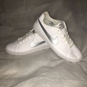 Nike Women’s Tennis Shoe
