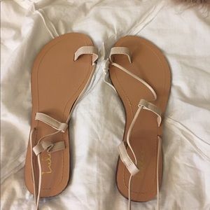 Tie up the ankle sandals