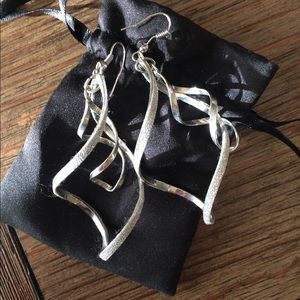 Silver Swirl earrings ✨