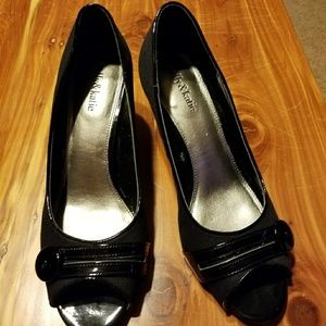 Katie and Kelly Sheila pump