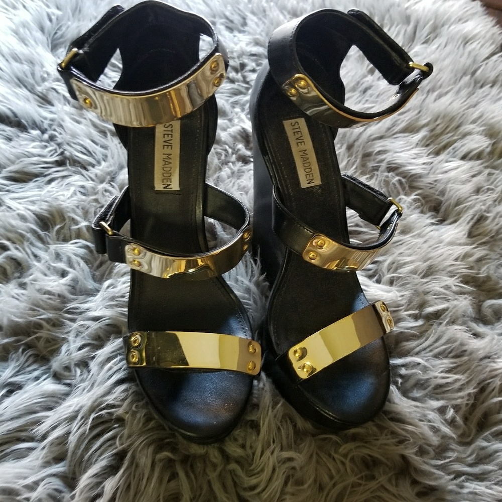 STEVE MADDEN WHITNEY WEDGES SIZE 6.5