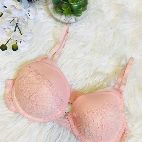 Jessica Simpson nude pink lace bra - Picture 2 of 3