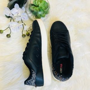 Just Fab navy blue sneaker