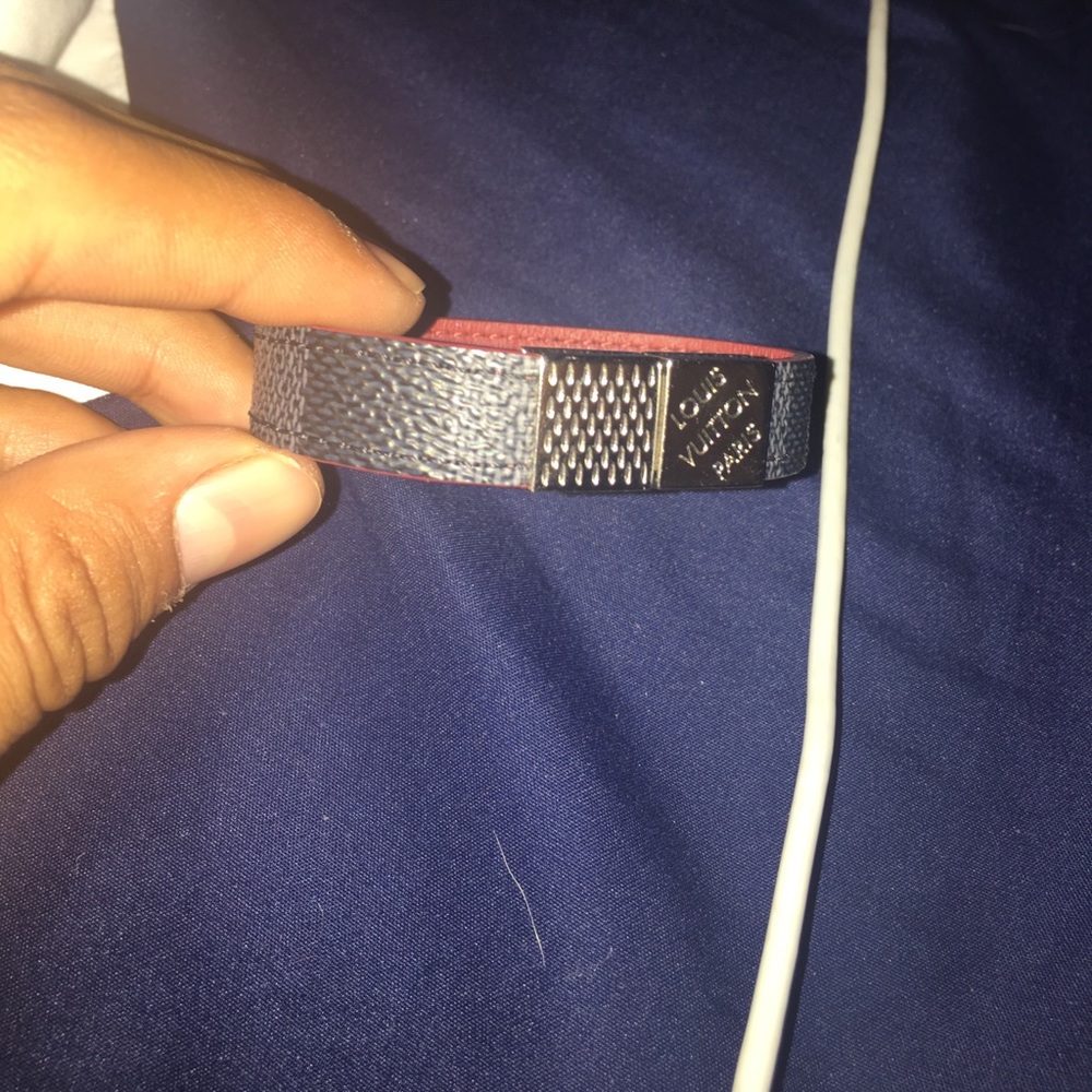 Lv pull it braclet