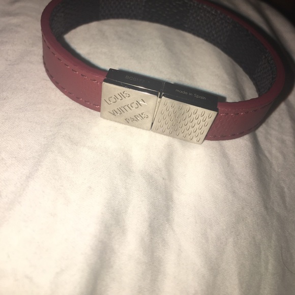 Lv pull it braclet