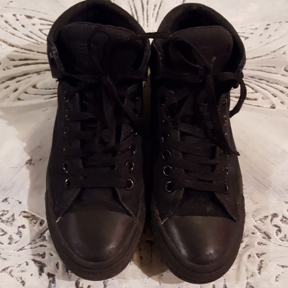 All Black Converse shoes - Picture 2 of 4