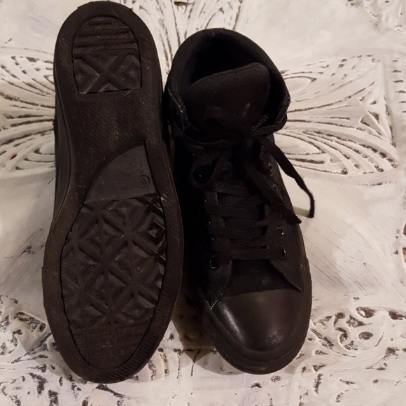 All Black Converse shoes - Picture 4 of 4