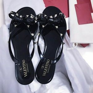 Black jelly sandals