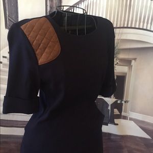 “Shotgun” shoulder knit top.