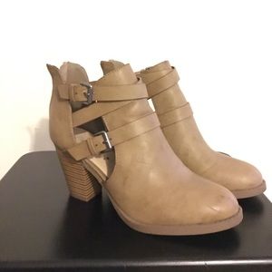 Size 9.5 Tan Shoedazzle ankle booties