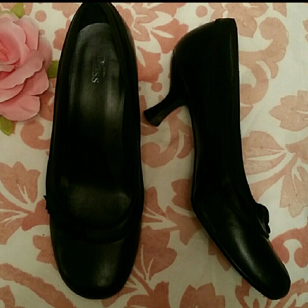 Bass Genuine Leather Black Kitten Heels