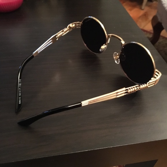 BLACK AND GOLD SUNGLASSES - Picture 3 of 4