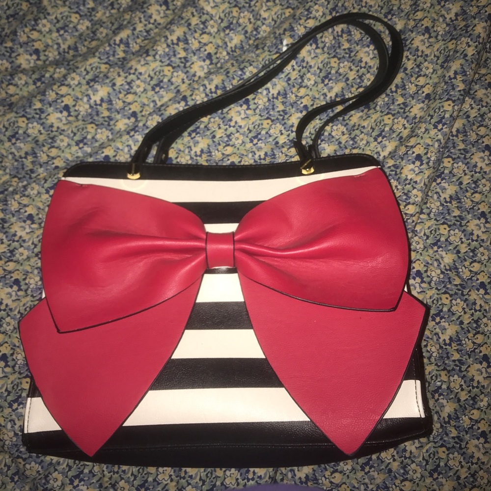Purse with a pink bow