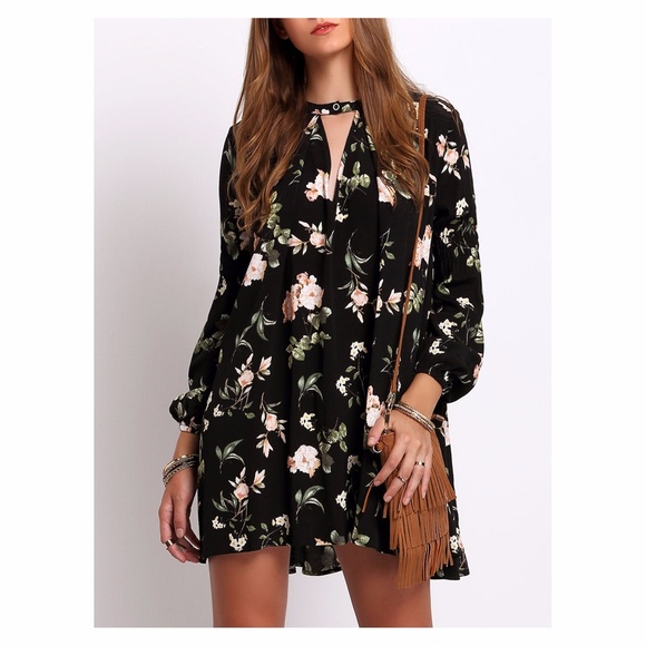 MBM Unlimited Dresses & Skirts - ✨Black Lantern Sleeve Floral Shift Dress
