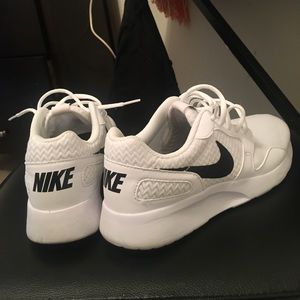 White nike kaishi