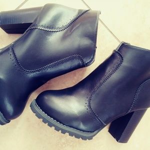 NEVER WORN Cute winter booties