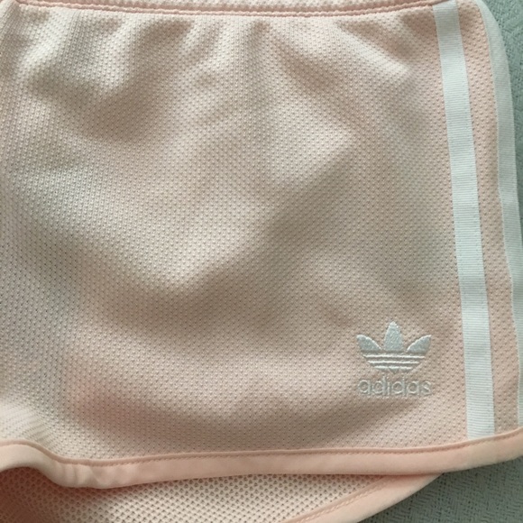 MAKE AN OFFER! ADIDAS ORIGINALS TREFOIL SHORTS - Picture 4 of 6