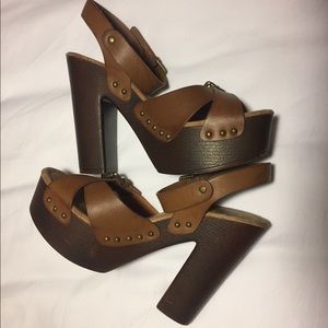 Chunky platform heals