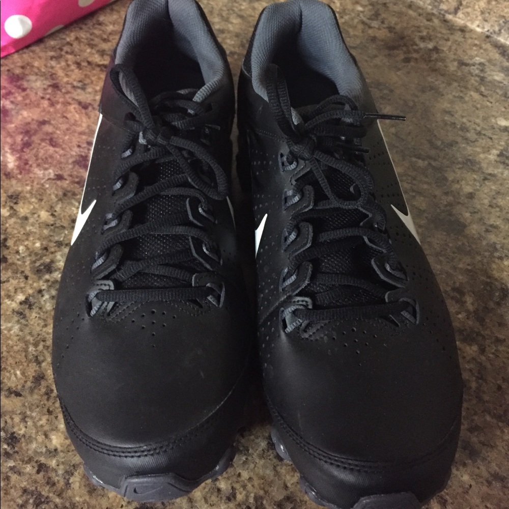 Men’s Nike tennis shoes