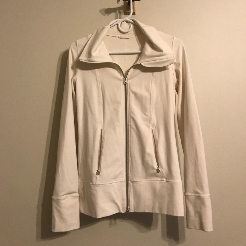 Lululemon zip up. Hardly worn. Size 6