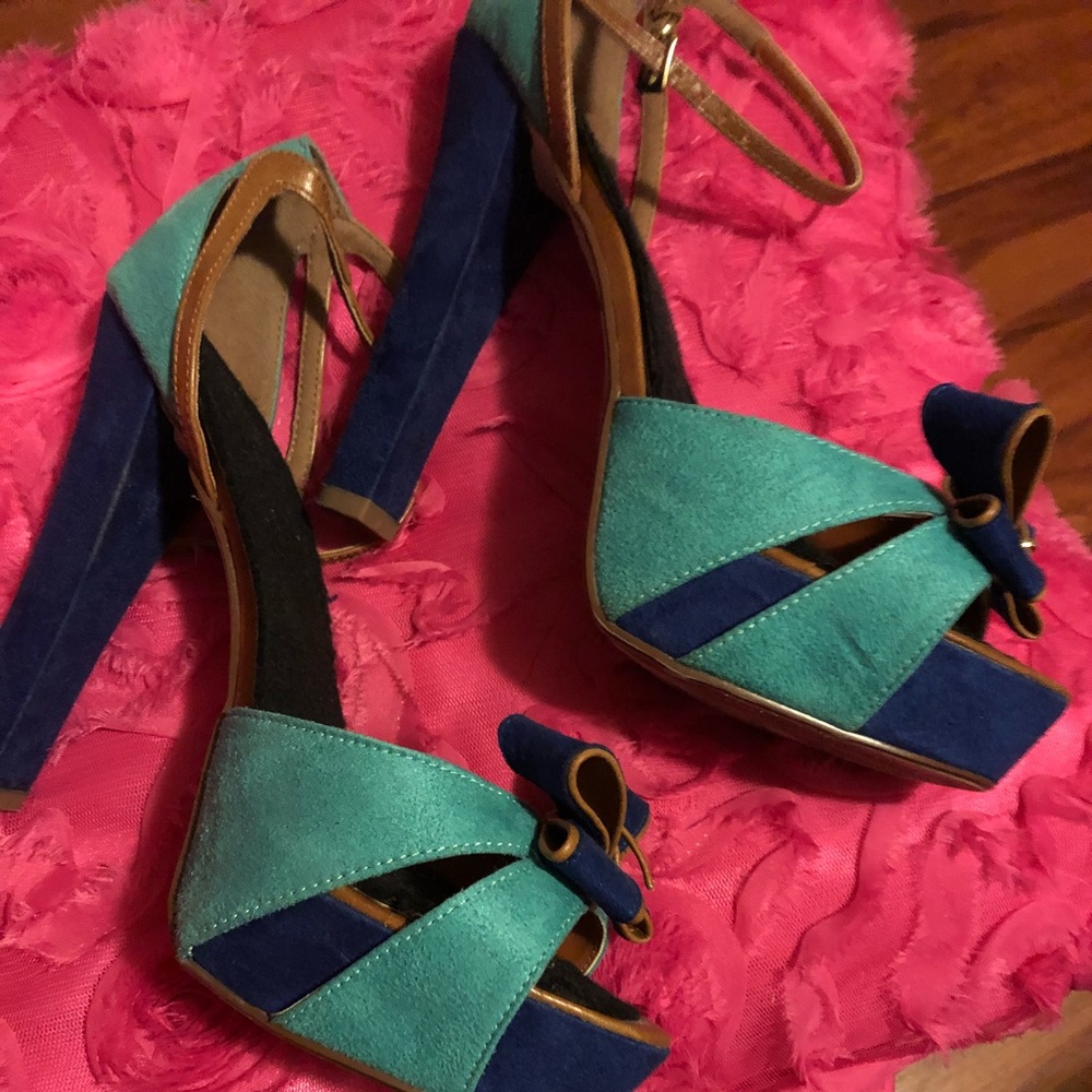 COLOR BLOCK HEELS/SANDALS