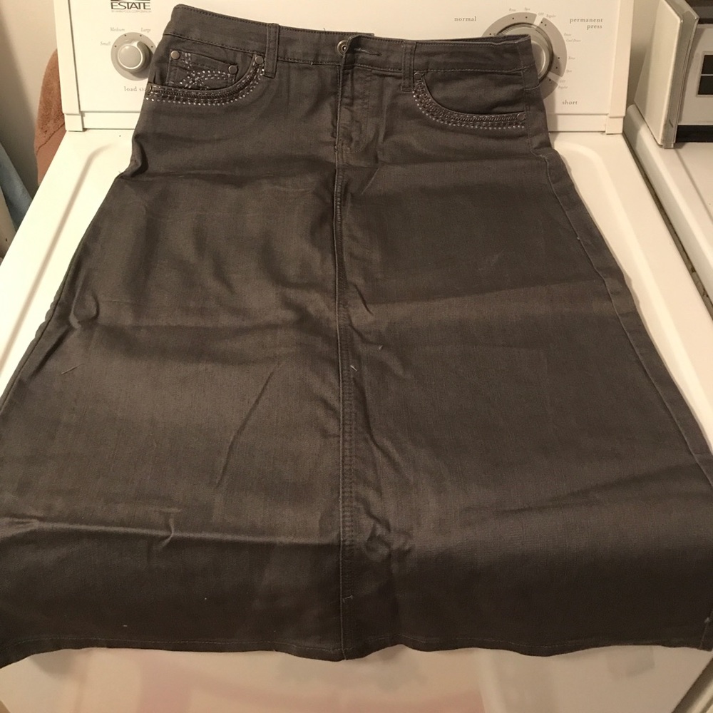 Gray Denim-like skirt, mid-calf length