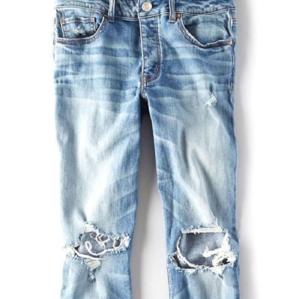 (SOLD) AEO Light Wash Ripped Jeans (Tomgirl)