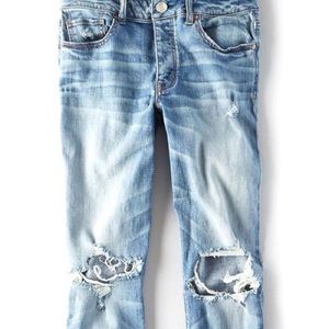 (SOLD) AEO Light Wash Ripped Jeans (Tomgirl)