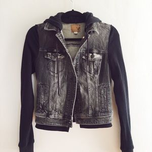 AMERICAN EAGLE: jean jacket w/ hoodie lining