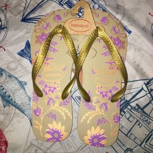 HAVAIANS flipflops NWT Sz 11/12 beige gold purple