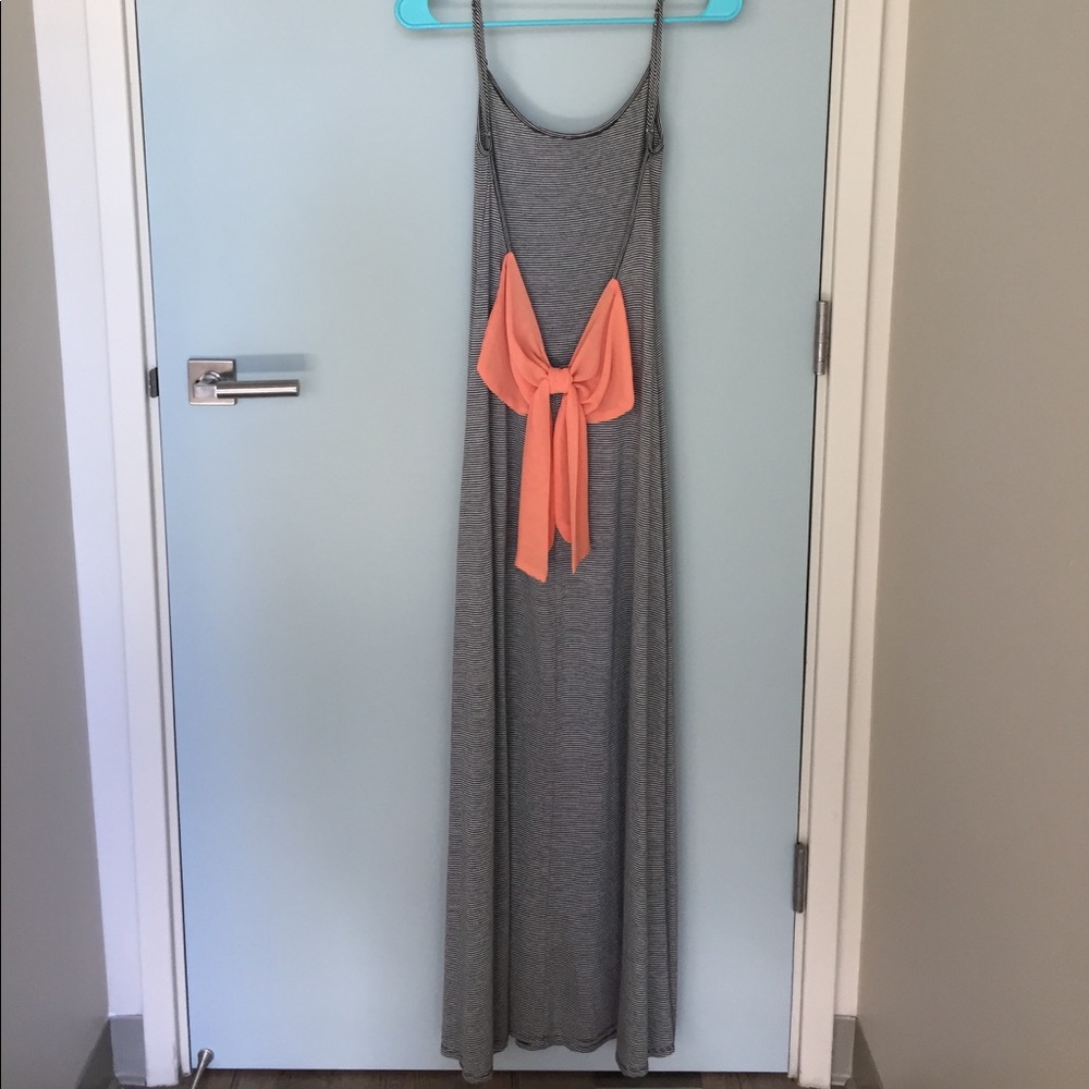 Backless bow maxi dress