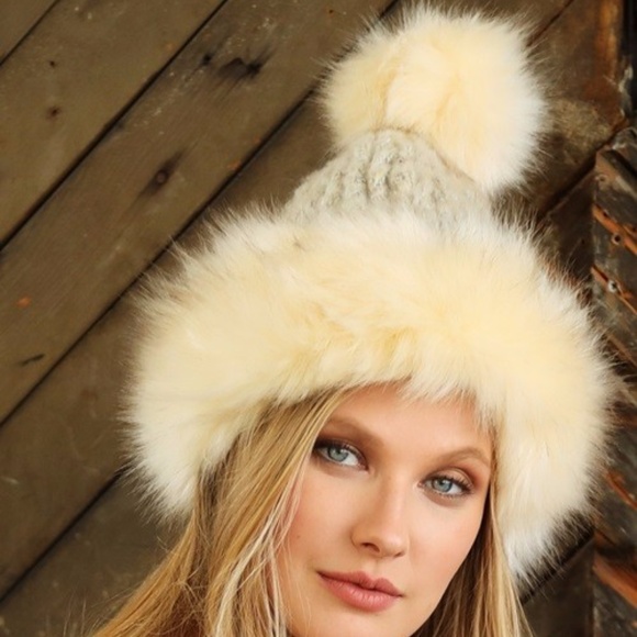FAUX FUR ACCENTED CHUNKY RIBBED POMPOM BEANIE - Picture 3 of 4