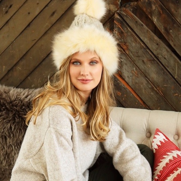 FAUX FUR ACCENTED CHUNKY RIBBED POMPOM BEANIE - Picture 2 of 4