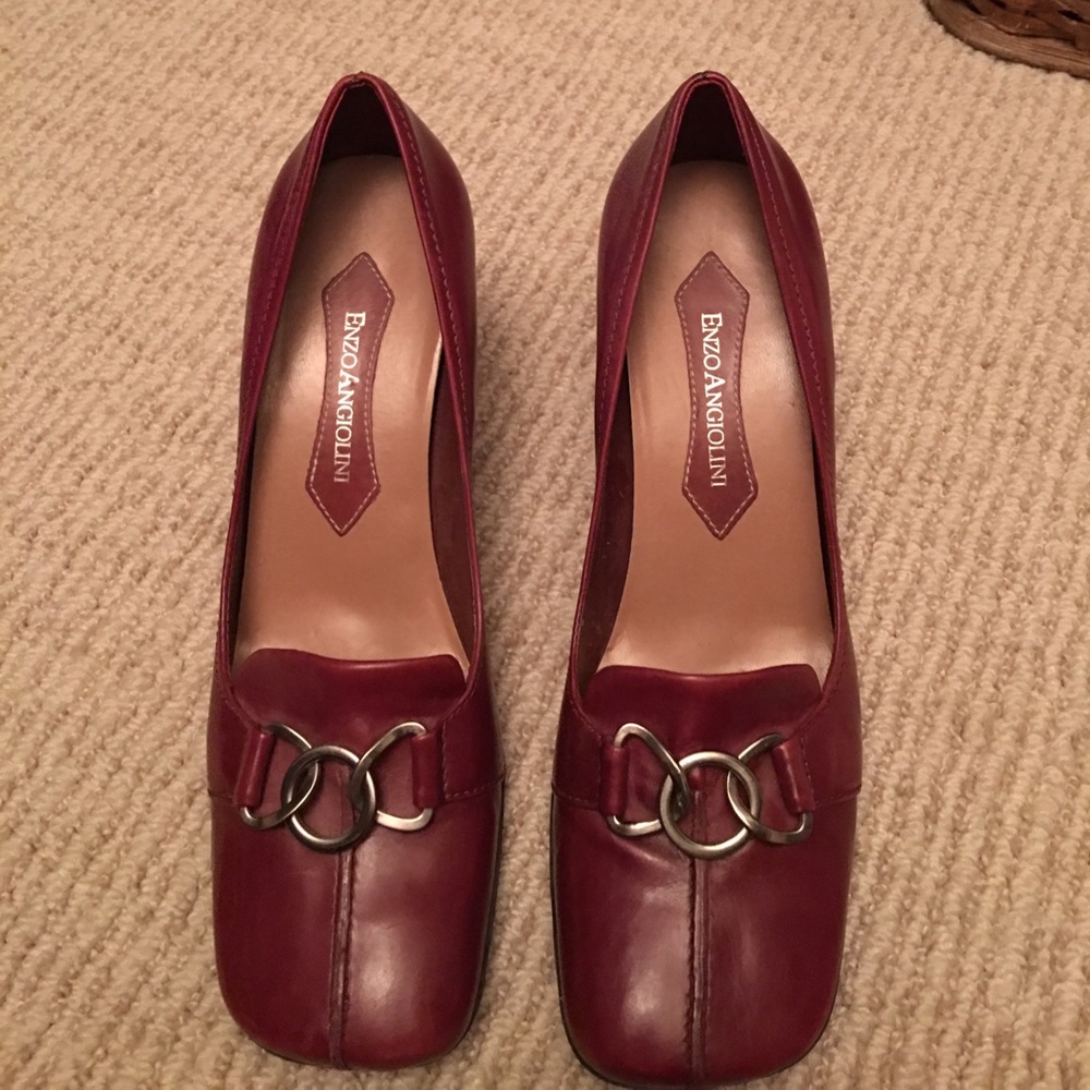 Burgundy with gold loop ornament and black heels