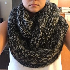 Chunky gray and black circle scarf
