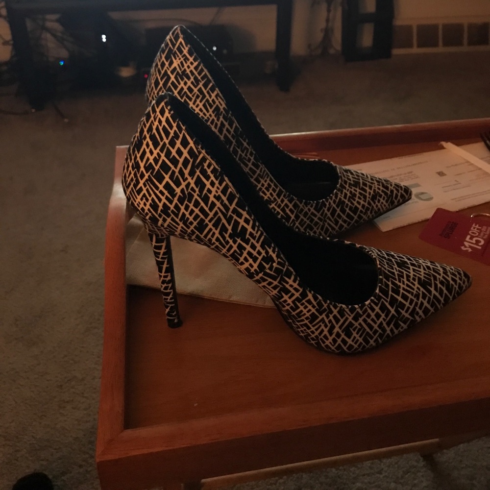 Black and white shoe republica size 9