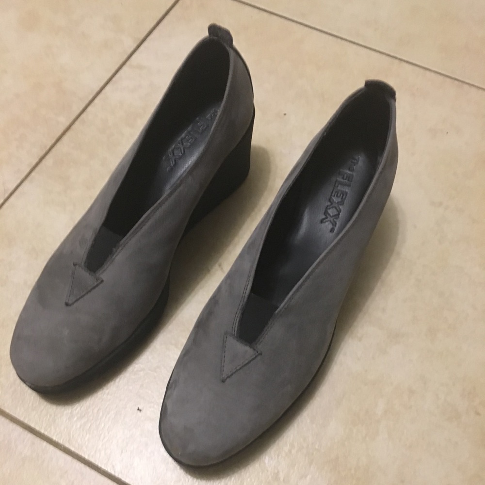 The flexx shoes, gray suede size 39. Looks good.