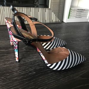 Worn twice. Nordstrom brand 'Halogen', 4inch heel