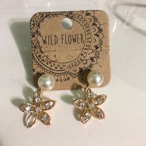 Pearl earrings with flower like diamond