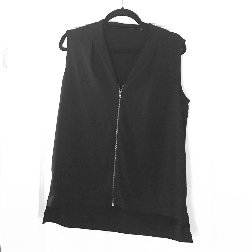 Tahari zip front sleeveless top. Black size M.