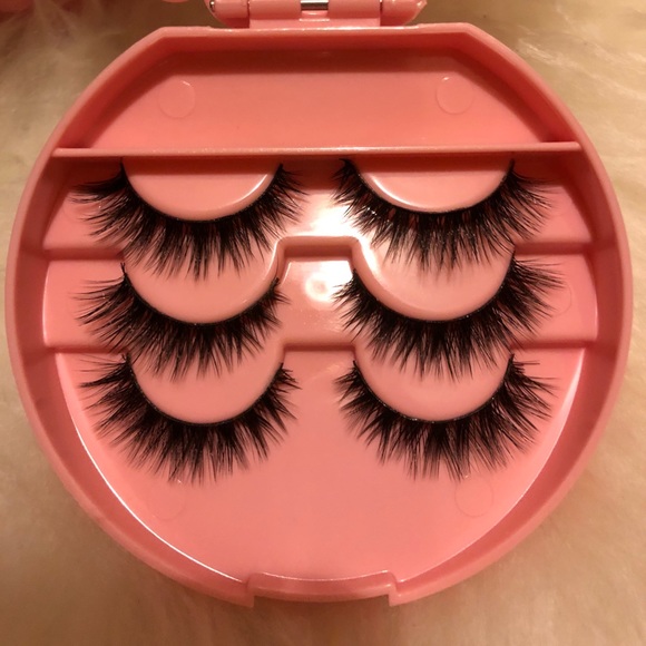 โจ Wispy False Lashes Set of 3 & free pink case๐ - Picture 2 of 4