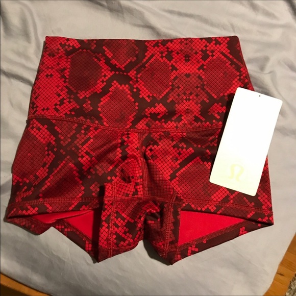 LULULEMON SIZE 4 SNAKE BOOGIE SHORTS - Picture 2 of 2