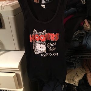 Hooters tank top
