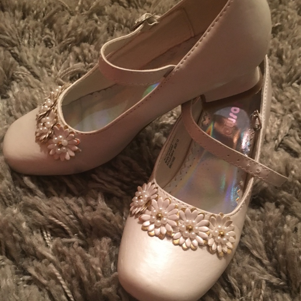 Beautiful cream colored girls dress shoe