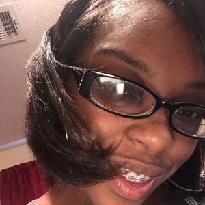 Meet your Posher, Dequala