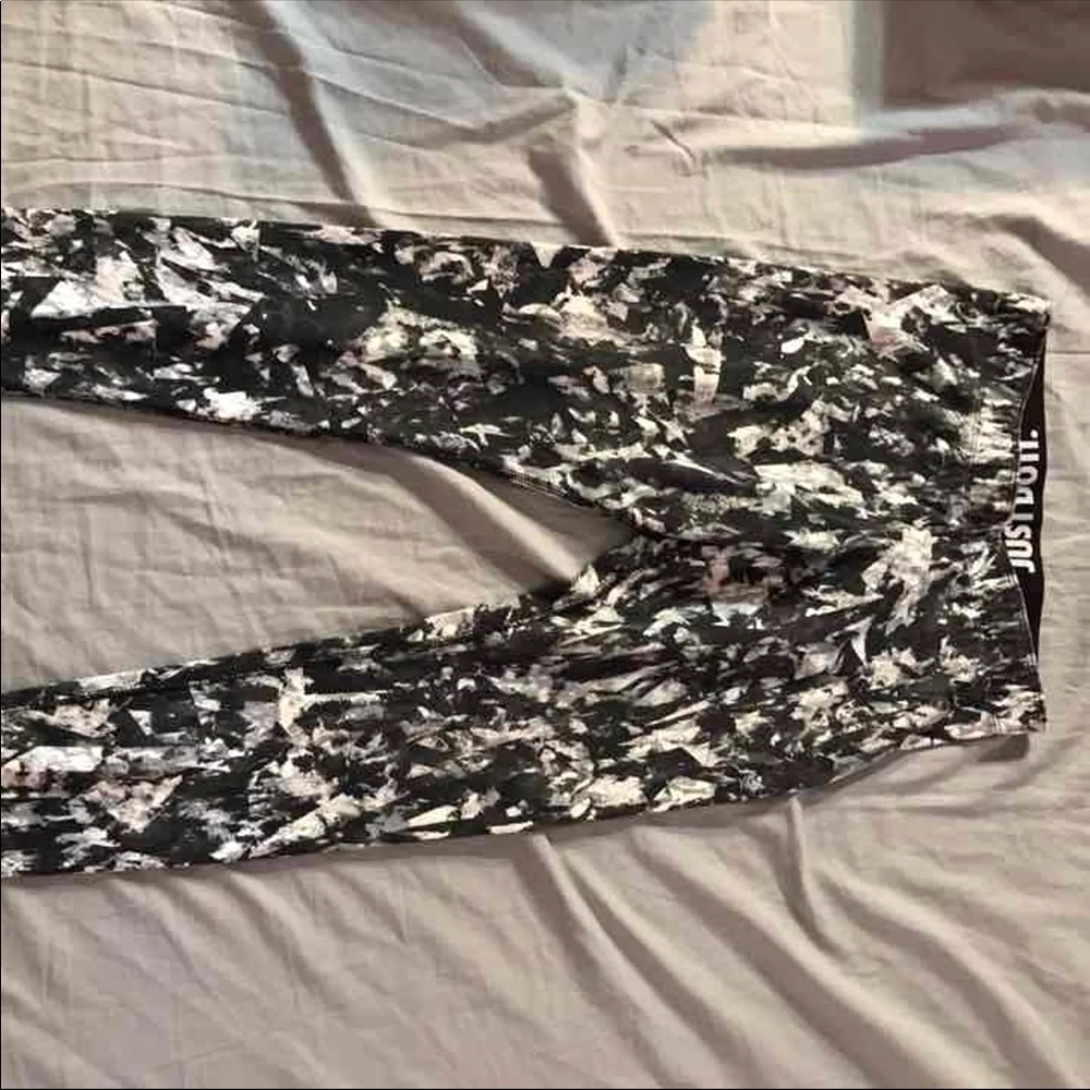 Black and white Nike Leggings