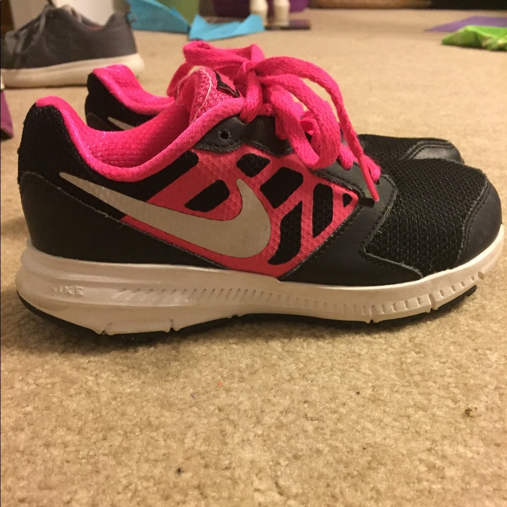 Nike 12.5 girls black & pink tennis shoes