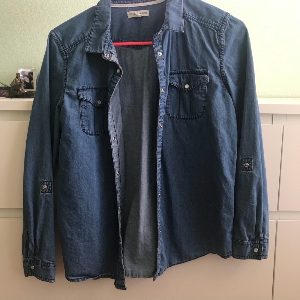 CHAMBRAY BUTTON UP