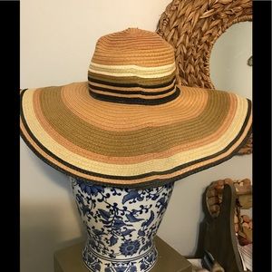 Jessica Simpson floppy hat👒
